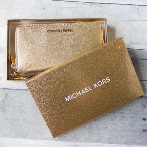 Michael Kors Handbags - NWOT Michael Kors Large Multifunction Phone Wallet